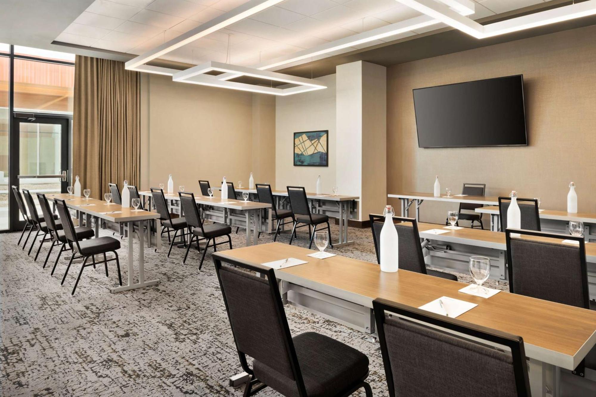 Hilton Garden Inn Milwaukee Brookfield Conference Center Экстерьер фото