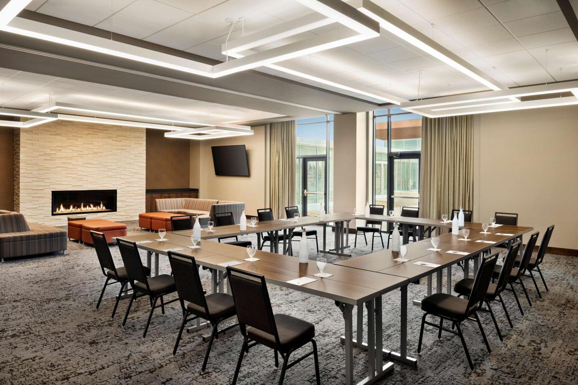 Hilton Garden Inn Milwaukee Brookfield Conference Center Экстерьер фото